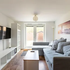 Urban Oasis: Modern 2-bedroom With Entertainment & Parking Bournemouth